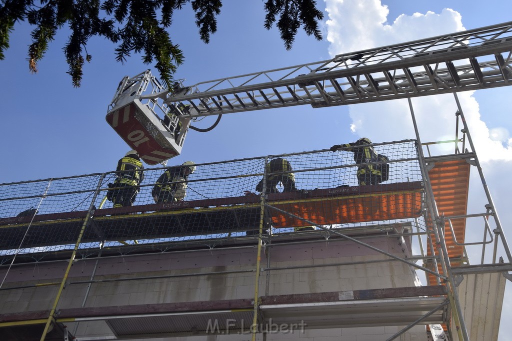 Dachstuhlbrand Koeln Poll Geislarerstr P459.JPG - Miklos Laubert